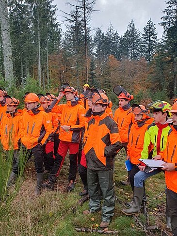 Nos étudiants de BTS Gestion Forestière sur le terrain avec un technicien forestier d'UNISYLVA