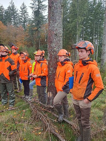 Nos étudiants de BTS Gestion Forestière sur le terrain avec un technicien forestier d'UNISYLVA