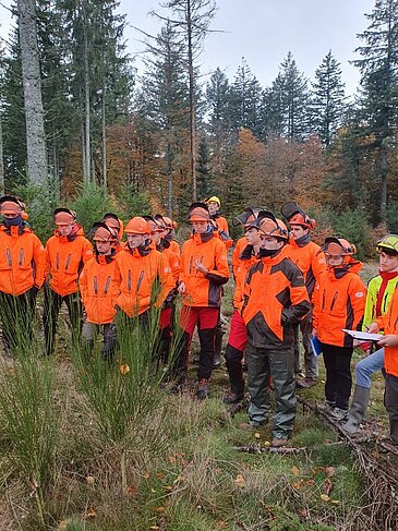 Nos étudiants de BTS Gestion Forestière sur le terrain avec un technicien forestier d'UNISYLVA