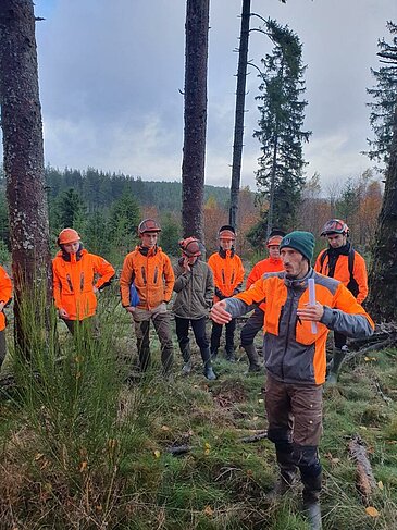 Nos étudiants de BTS Gestion Forestière sur le terrain avec un technicien forestier d'UNISYLVA